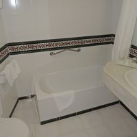 壁のタイルの色合いがよい　コンパクトな配置