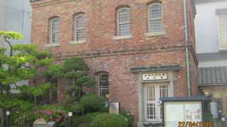 尼崎信用金庫記念館の奥に会館があります。