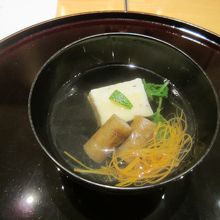 鱧の真蒸が浮かべられた上品なお吸い物