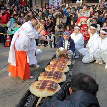 饅頭に味噌ダレを塗っているところ