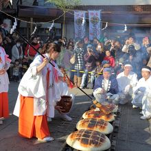 饅頭に味噌ダレを塗っているところ