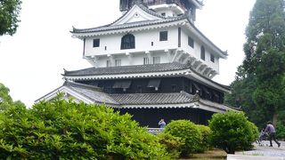 山の上にそびえ立つお城