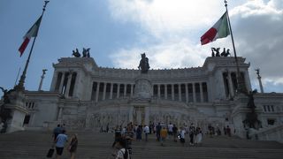 馬に乗ったエマヌエーレ2世の像が圧巻です