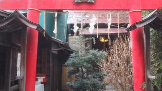 ビルの谷間にひっそり