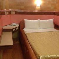 全面鏡張り、浴室はスケルトン