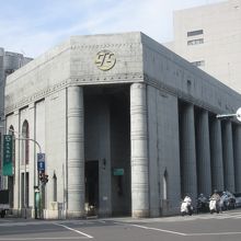 林百貨の斜め前にあります