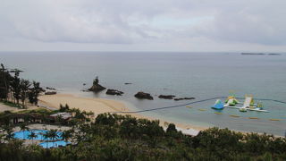 カヌチャベイホテル＆ヴィラズ前に広がる海