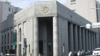 林百貨の斜め前にあります