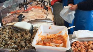 新鮮な魚介類が並んでいます