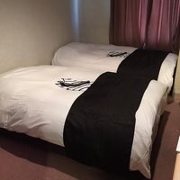 よくあるビジネスホテルのツイン。決して広くはありません