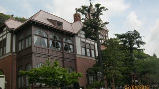 屋根の上にある風見鶏が有名です。