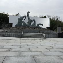 埼玉の塔、全景。