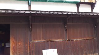 首席事務員が2階に住んでいた建物