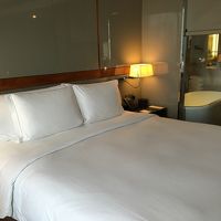 ベッドルームからバスルームを臨む