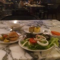 ラウンジでの食事