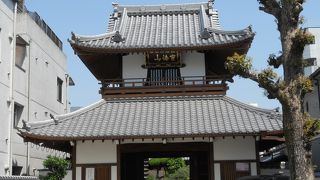 二層の鐘楼門は見ごたえあり