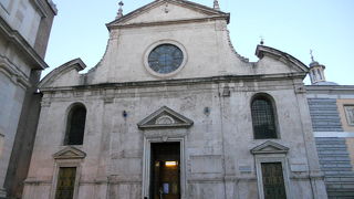 ポポロ広場にある教会