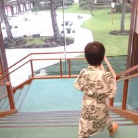 はしゃいで砂蒸し風呂に向かう息子