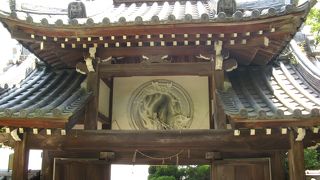 ちょっとしたお城のような造りのお寺さん