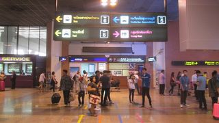 市内への交通手段は限られています