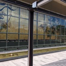 ガラス張りのエントランス