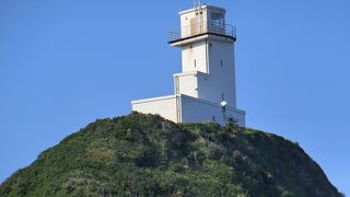 岬のとっ先の小高い丘にあります。