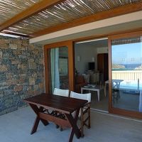 広々としたバルコニーにはプールも付いています