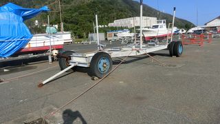 名瀬市街から2km程の港寄りにあります