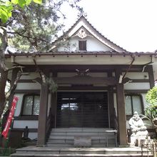 本堂 (右手が恵比寿様)