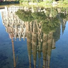 朝の逆さサグラダファミリア