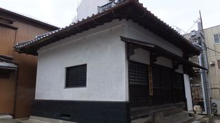 人知れず、ひっそりと。