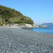 黒い石が敷き詰められた海岸。なお運転注意！