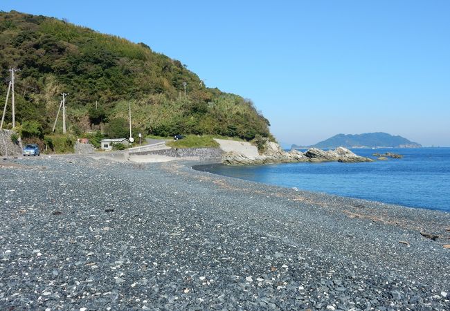 黒い石が敷き詰められた海岸。なお運転注意！