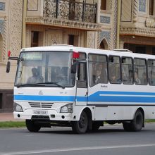 白地に青いラインのバス