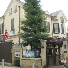 木造の建物が日本を思わせます。