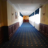 フロントから客室へ行く通路。