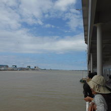 佐渡汽船のフェリーから信濃川河口を望む