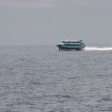 ジェットフォイルとすれ違いました。