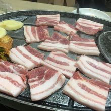 肉汁したたるサムギョプサル