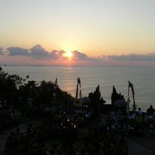 会場の向こうの海に夕陽が沈んでいきます