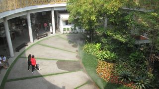 清潔感あるショッピングセンター