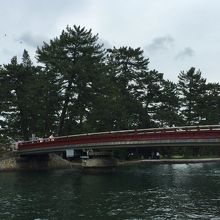 回旋する橋です。