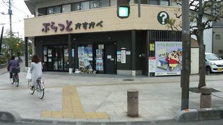 「クレヨンしんちゃん」の看板が目印です