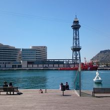 ベンチの先にロープウェイ