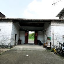 内側から外の門をみる