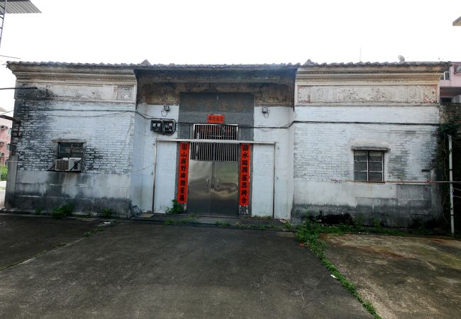 中には入れないがまわりの彫刻などが面白い