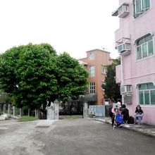 広場　右にトイレ