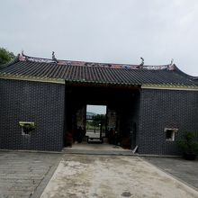 裏から見てもきれいな門