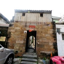 上の四角い窓は砲床