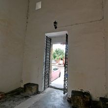 門の中